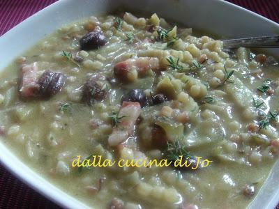 Zuppa di fregola con carciofi, guanciale e taggiasche