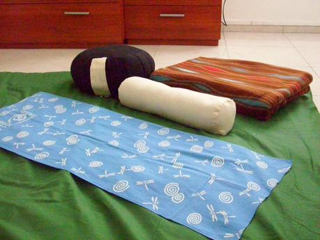 L'immagine rappresenta la mia attrezzatura (zafu, makura, plaid e tenugui sul futon) da vicino.