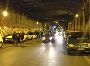 Gravissimo allo Scalo Lorenzo. Ogni sabato sera solo) rischio scappi morto: pedoni mezzo alla strada, marciapiede divorato dalla sosta selvaggia