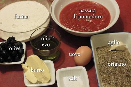 Ingredienti per preparare i biscotti salati alle olive e origano con gelée di pomodoro