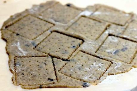 Biscotti salati con olive e origano pronti per essere infornati