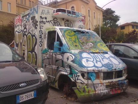 Dietro alla Stazione Tuscolana, in un contesto ributtante, c'è un camion che è una bomba