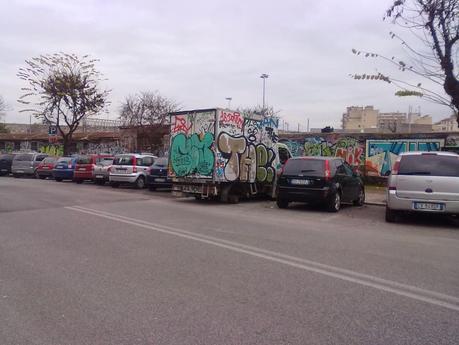 Dietro alla Stazione Tuscolana, in un contesto ributtante, c'è un camion che è una bomba