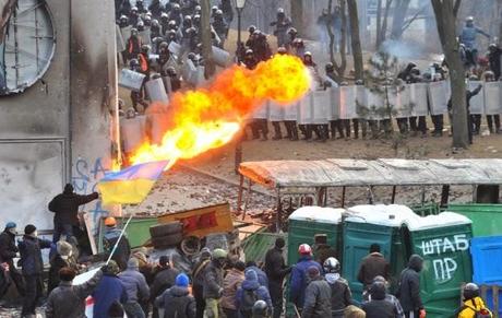 Continuano gli scontri nelle piazze di Kiev