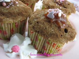 Cupcakes al cacao con confettura di pesche e olivello spinoso