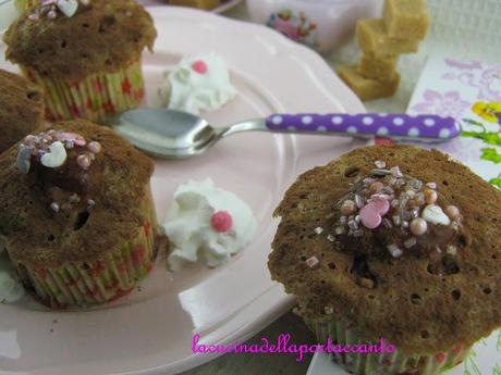 Cupcakes al cacao con confettura di pesche e olivello spinoso