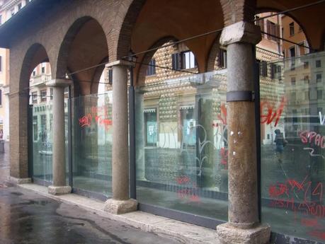 LAGO ARGENTINA STA RIDOTTA COSI', COMPLETAMENTE DEVASTATA DALLE SCRITTE. MA TRANQUILLI, DICONO CHE SIA ARTE...