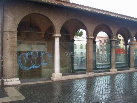 LAGO ARGENTINA STA RIDOTTA COSI', COMPLETAMENTE DEVASTATA DALLE SCRITTE. MA TRANQUILLI, DICONO CHE SIA ARTE...