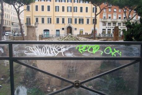 LAGO ARGENTINA STA RIDOTTA COSI', COMPLETAMENTE DEVASTATA DALLE SCRITTE. MA TRANQUILLI, DICONO CHE SIA ARTE...