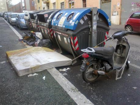 Materassopoli. Qualche scatto dalla zona dell'Acqua Bullicante, Tor Pignattara, Prenestico, ma tutta Roma è ridotta così. Tanto, in assenza di un sistema di videosorveglianza, è impossibile venire pizzicati