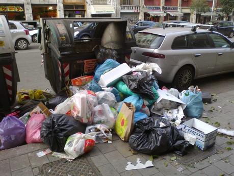 Materassopoli. Qualche scatto dalla zona dell'Acqua Bullicante, Tor Pignattara, Prenestico, ma tutta Roma è ridotta così. Tanto, in assenza di un sistema di videosorveglianza, è impossibile venire pizzicati