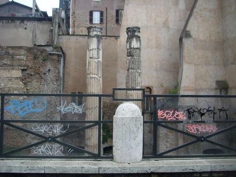 VIA DELLE BOTTEGHE OSCURE, I BARBARI BOMBOLETTARI HANNO CAGATO ANCHE QUI, ASSEDIANDO LE ANTICHE COLONNE ROMANE