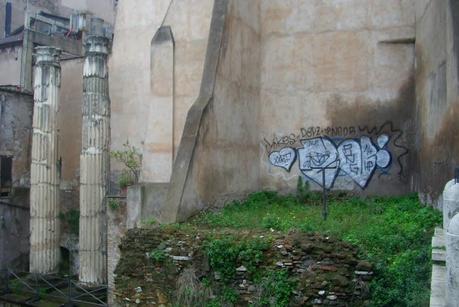 VIA DELLE BOTTEGHE OSCURE, I BARBARI BOMBOLETTARI HANNO CAGATO ANCHE QUI, ASSEDIANDO LE ANTICHE COLONNE ROMANE