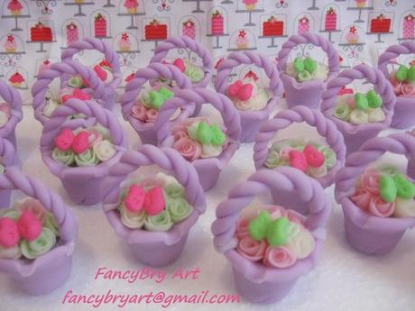 Cestini glicine con rose e farfalle