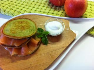 PANCAKE SALATI INTEGRALI AL PESTO DI BASILICO CON SALMONE AFFUMICATO E PANNA ACIDA