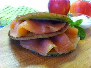 PANCAKE SALATI INTEGRALI AL PESTO DI BASILICO CON SALMONE AFFUMICATO E PANNA ACIDA