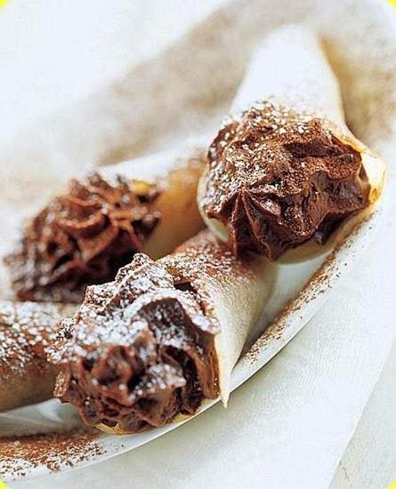 Cannoli di cialda con mousse al cioccolato