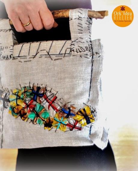 ECO-FASHION: BORSA IN LINO RICICLATO E DECORAZIONI DI BOTTIGLIE DI PLASTICA