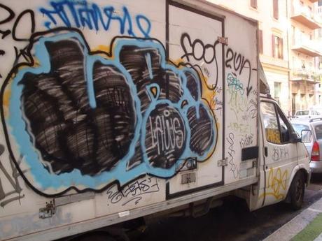REGRESSIONE ALLO STATO BARBARO, ANIMALE, PRIMORDIALE: CAMION IN SOSTA DIVENTA SFOGATOIO DEI PEGGIORI ISTINTI BESTIALI! E C'E' ANCORA QUALCHE COGLIONE CHE SULLA STAMPA LI DEFINISCE ARTISTI