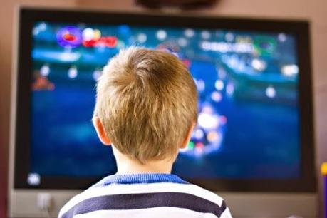 Bambini soli davanti a tv e pc: il rapporto tra minori e media nel Libro Bianco di Agcom-Censis (Ansa)