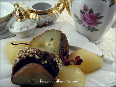 Torta al cioccolato fondente con pere e nocciole al marsala