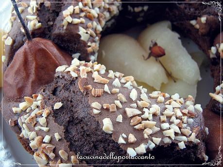 Torta al cioccolato fondente con pere e nocciole al marsala