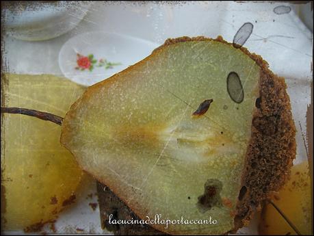 Torta al cioccolato fondente con pere e nocciole al marsala