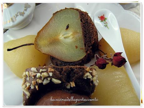 Torta al cioccolato fondente con pere e nocciole al marsala