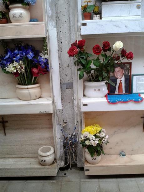 Tutto il degrado e il pericolo di Prima Porta. A Roma devi essere umiliato da cittadino, ma anche da defunto Tutto il degrado e il pericolo di Prima Porta. A Roma devi essere umiliato da cittadino, ma anche da defunto