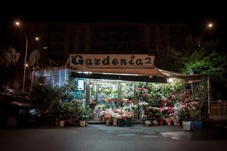 Il mistero dei fiorai aperti tutta la notte a Roma. Spaccio di droga? Copertura? O semplice impossibilità di contenere la mercanzia?