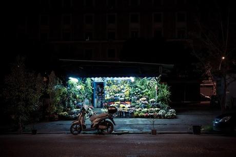 Il mistero dei fiorai aperti tutta la notte a Roma. Spaccio di droga? Copertura? O semplice impossibilità di contenere la mercanzia?