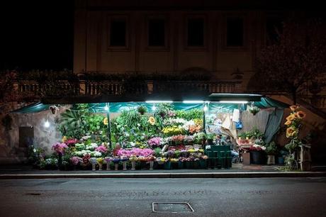 Il mistero dei fiorai aperti tutta la notte a Roma. Spaccio di droga? Copertura? O semplice impossibilità di contenere la mercanzia?