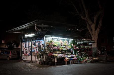 Il mistero dei fiorai aperti tutta la notte a Roma. Spaccio di droga? Copertura? O semplice impossibilità di contenere la mercanzia?