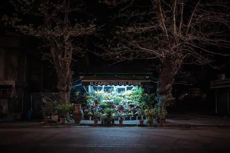 Il mistero dei fiorai aperti tutta la notte a Roma. Spaccio di droga? Copertura? O semplice impossibilità di contenere la mercanzia?