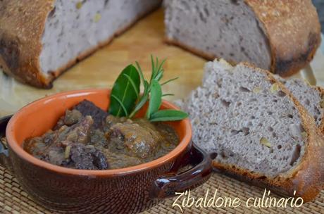 Spezzatino di cinghiale e carote con pane di kamut alle noci