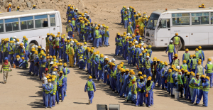 Gli operai durante i lavori per i mondiali di calcio, Qatar 2022 (npr.org)