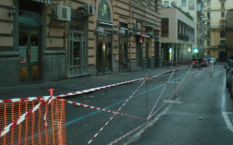 Centro storico: cornicione cade e urta auto in sosta
