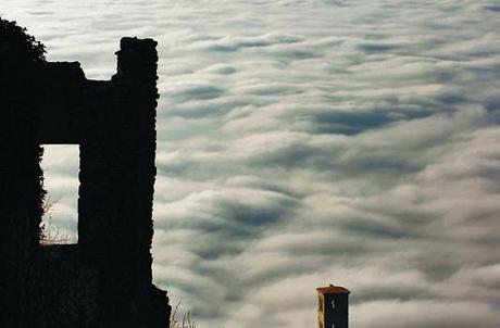 Cortona tra la nebbia