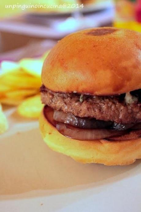 Hamburger con cipolle caramellate e roquefort