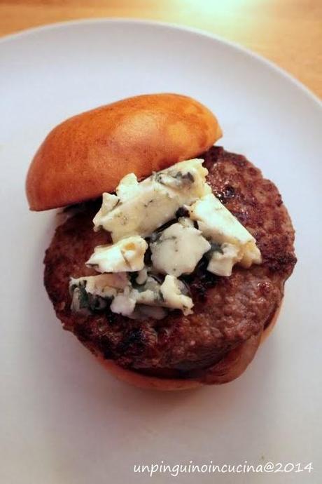 Hamburger con cipolle caramellate e roquefort