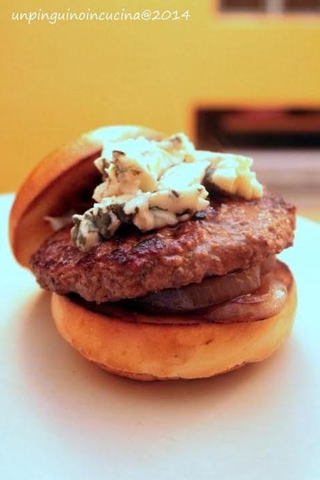 Hamburger con cipolle caramellate e roquefort