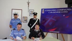 Il Mar. Ord. dei CC di Cuvio, Salvadori Mauro, ed il Comm. Della Pol. Locale del Medio Verbano, Manuel Cinquarla, nel corso della conferenza stampa