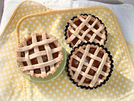 Crostatine al farro con ricotta e marmellata di fichi