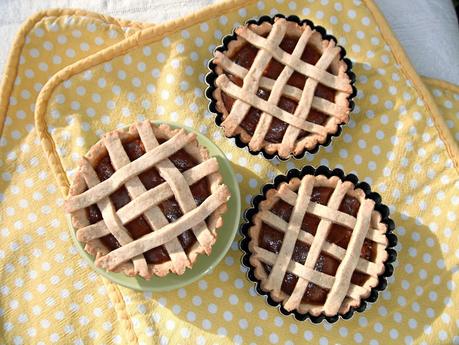 Crostatine al farro con ricotta e marmellata di fichi