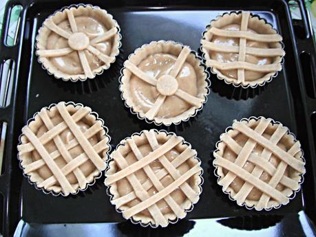 Crostatine al farro con ricotta e marmellata di fichi