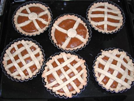 Crostatine al farro con ricotta e marmellata di fichi