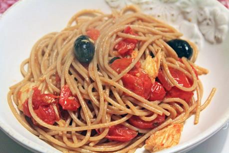 Spaghetti di farro con tonno e olive nere