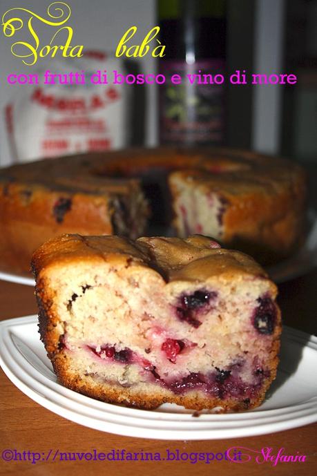 Torta babà con frutti di bosco e vino di more