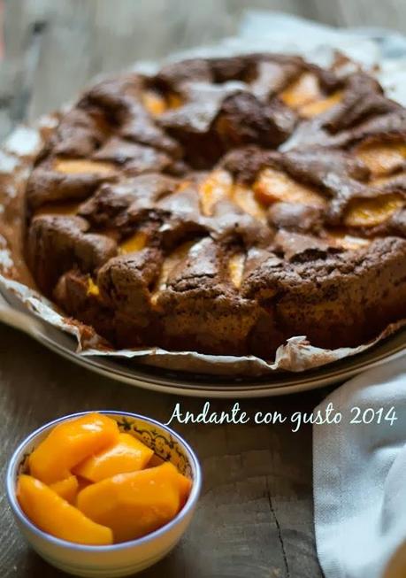 Fare una torta è un atto zen: Torta al cioccolato ed amaretto con precoche sciroppate.