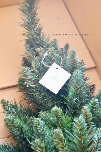 E poi dicono che è meglio l'albero finto!! { How to storage christmas tree in box} - shabby&countrylife.blogspot.it